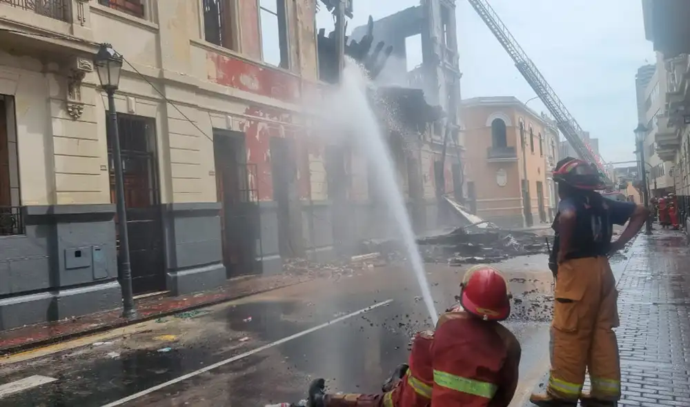 El siniestro ya había sido confinado por el personal del los bomberos; sin embargo, las llamas volvieron a elavarse tras varias horas de trabajo. Foto: La República