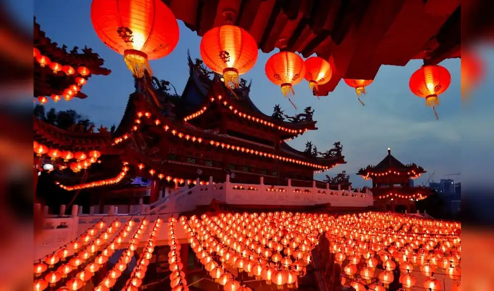 Una de las costumbres que se celebra durante el Año Nuevo Chino es la entrega de sobres rojos con dinero dentro. Foto: EFE/Ahmad Yusni Una de las costumbres que se celebra durante el Año Nuevo Chino es la entrega de sobres rojos con dinero dentro. Foto: EFE/Ahmad Yusni