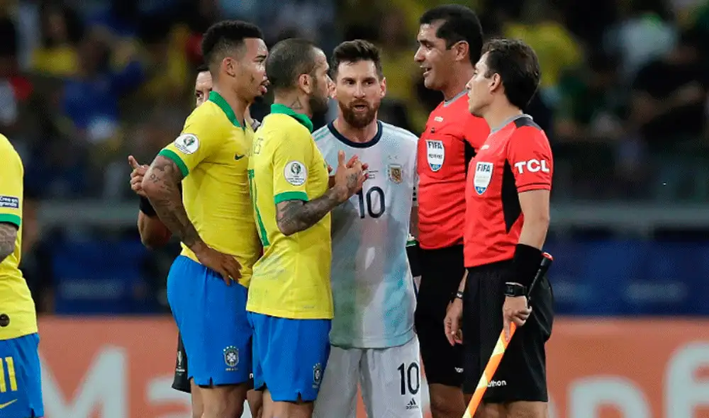 Messi y otro jugadores de la selección argentina quedaron molestos con Conmebol por el mal uso del VAR en la Copa América 2019. | Foto: EFE