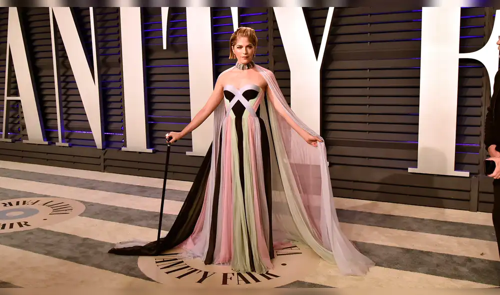 Selma Blair remece los Oscar 2019 al caminar con bastón por enfermedad incurable