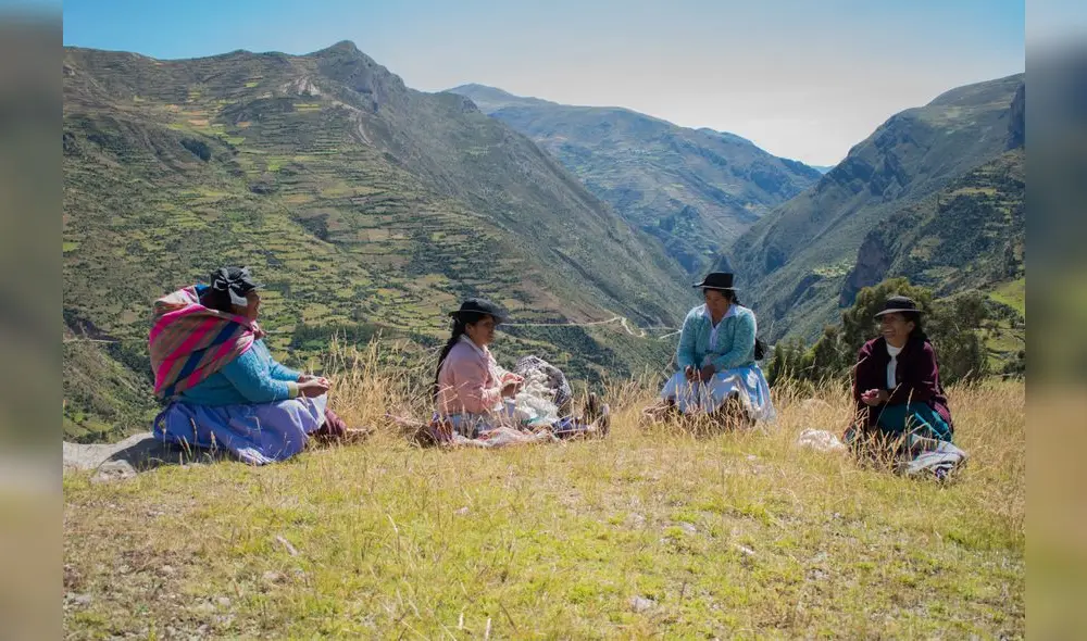 Las amigas conversan de sus frustraciones y reviven momentos de su adolescencia. Crédito: Buenaletra Producciones