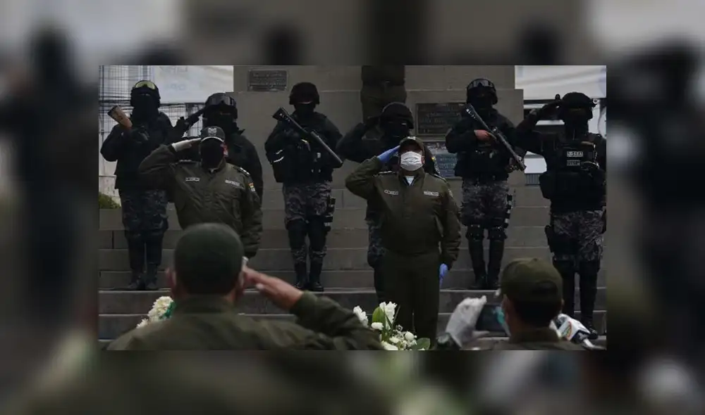 Comandante rompió en llanto tras informar sobre el deceso de un efectivo por COVID-19. Foto: APG Noticias Comandante rompió en llanto tras informar sobre el deceso de un efectivo por COVID-19. Foto: APG Noticias