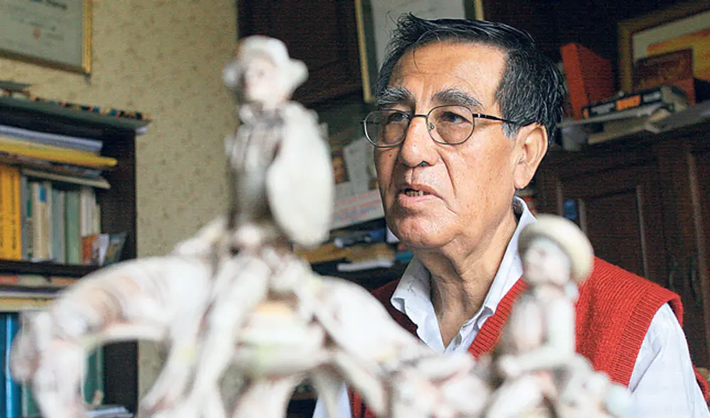 Periodista. Segundo Llanos Horna junto a un escultura del Quijote, sin duda, un buen guía para sus trabajos de ficción.