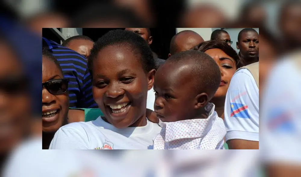 Esperance Nabintu y su hijo de 1 año se contagiaron con ébola. Ahora vuelven a su casa tras vencer la enfermedad gracias a dos nuevos medicamentos. Foto: Justin Katumwa/AP.