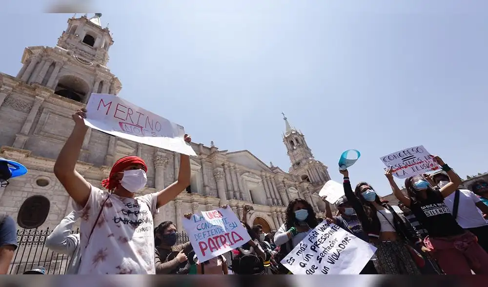 Protestas se trasladaron hasta la Plaza de Armas de Arequipa. Protestas se trasladaron hasta la Plaza de Armas de Arequipa.
