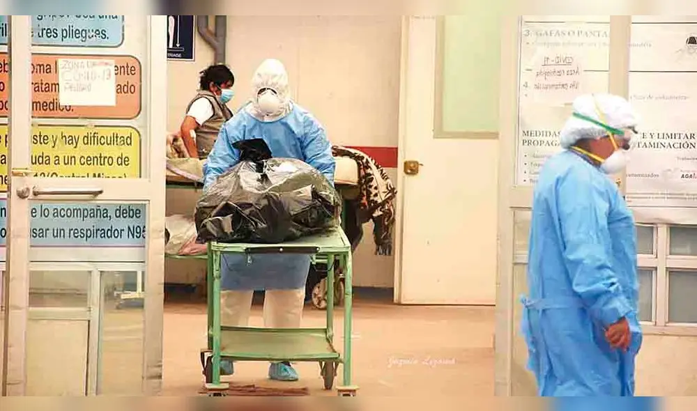 MUERTOS. Pacientes pierden la batalla a llegar a hospitales. Estos han colapsado por exceso de pacientes con COVID-19.