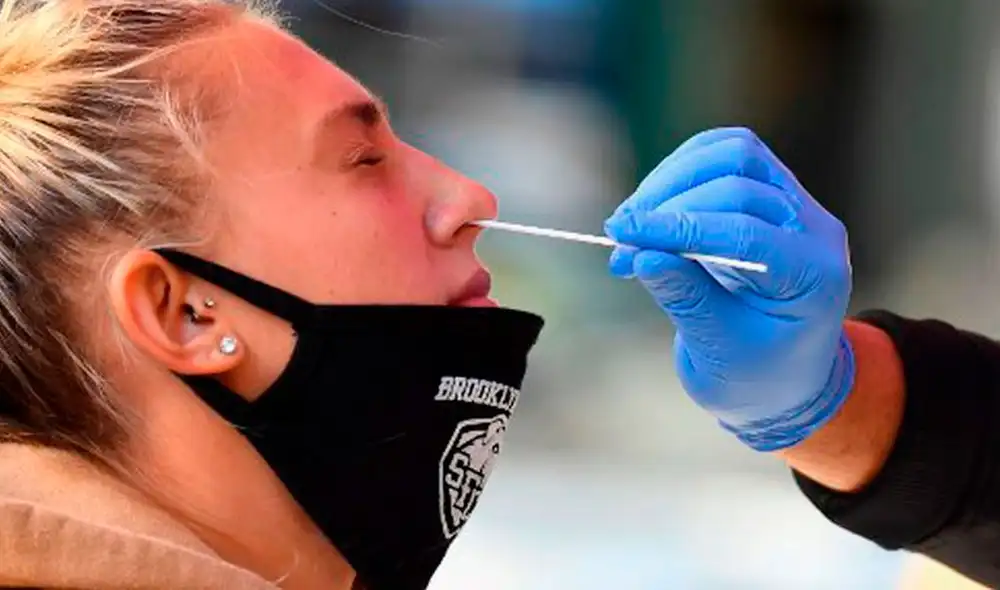 Un trabajador médico toma una muestra de un hisopo nasal de un estudiante para realizar una prueba de COVID-19 en Estados Unidos. Foto: AFP