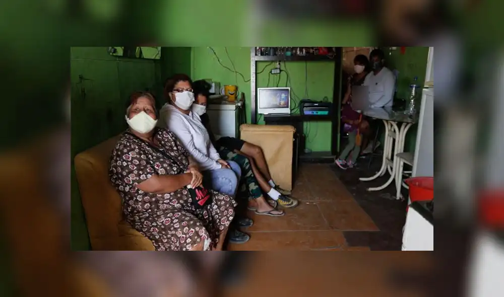 Uso de mascarilla en la casa. Créditos: Antonio Melgarejo / La República.