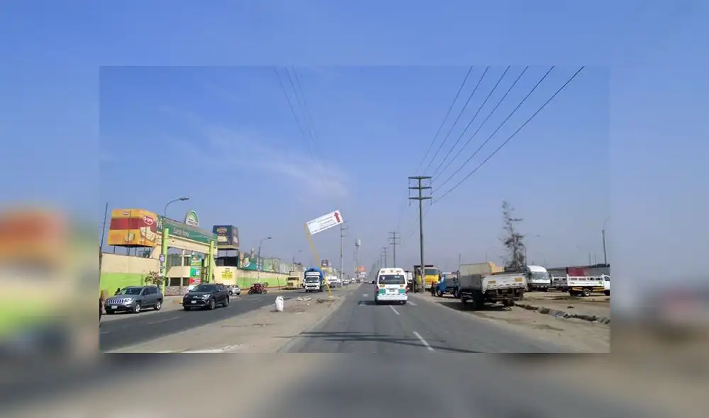 #YoDenuncio: poste de publicidad a punto de caer en vía de Santa Anita