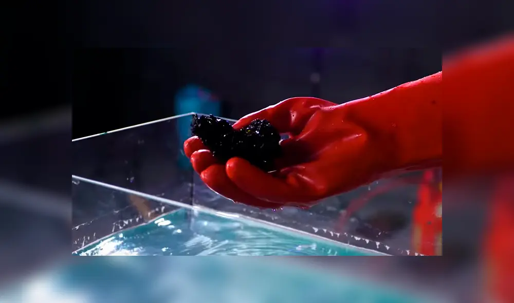 Video es viral en YouTube. Un curioso experimento dejó sin palabras a miles de personas, debido a que muestra lo que sucede con la lava al entrar en contacto con el agua. Foto: Captura.