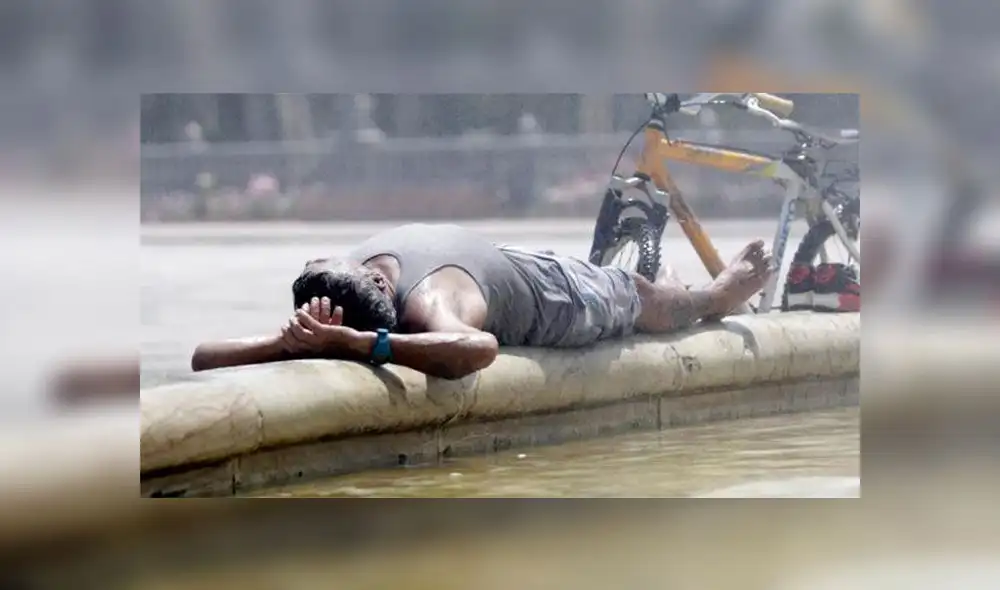 Las personas en las calles buscan desesperadamente la forma de refrescarse. Foto: Archivo/ABC.