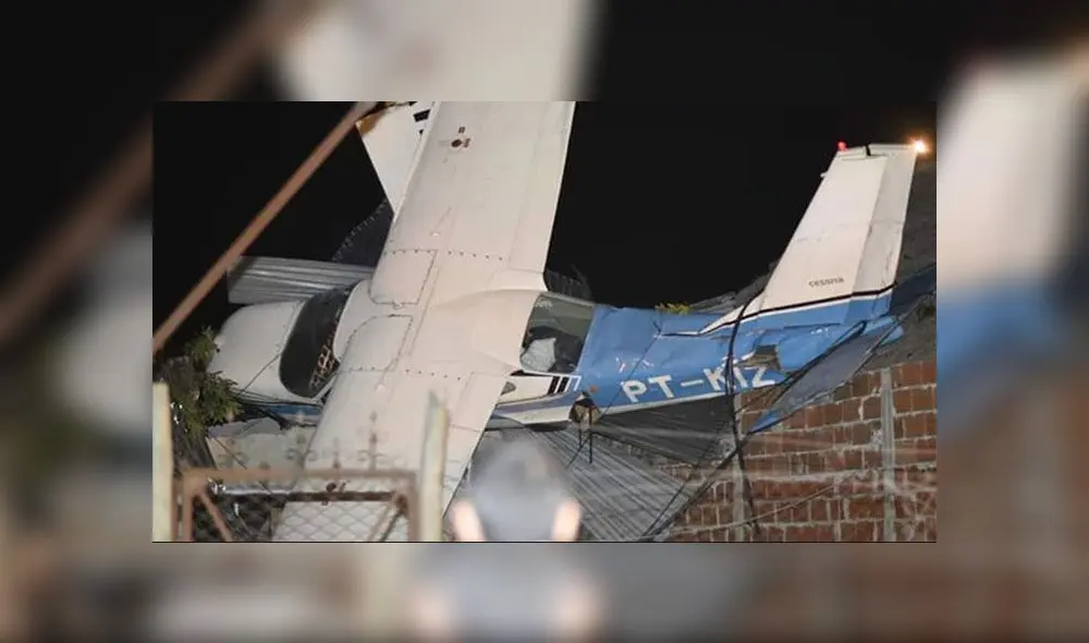 Avioneta se queda sin combustible y cae sobre el techo de una casa [VIDEO]