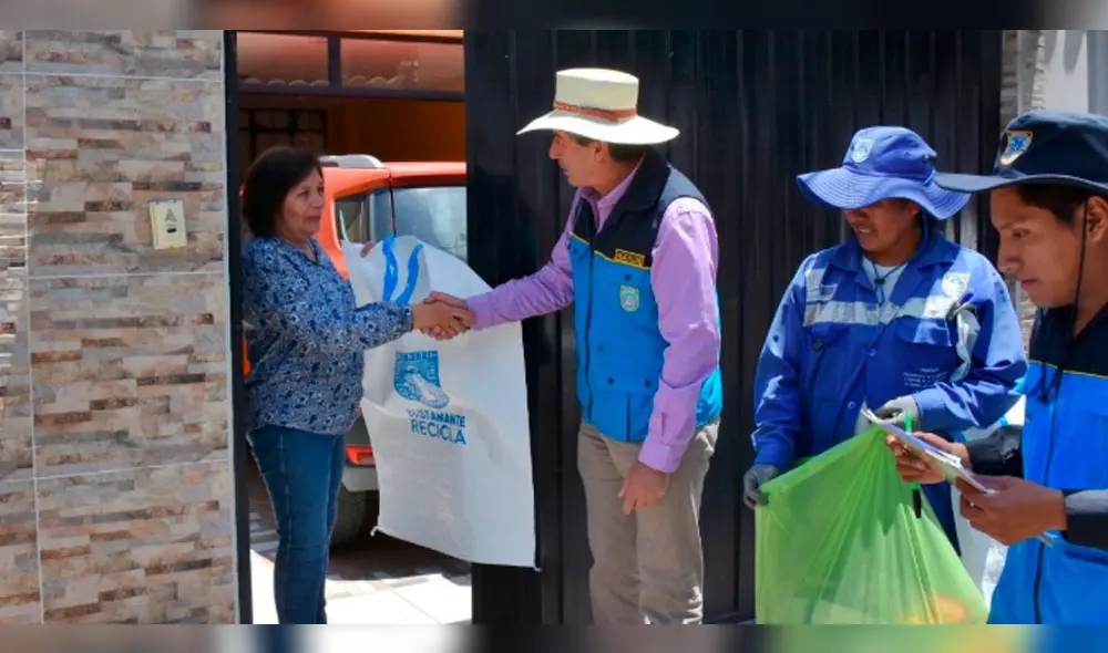 Distrito en Arequipa reemplaza bolsas plásticas con saquillos para la basura.