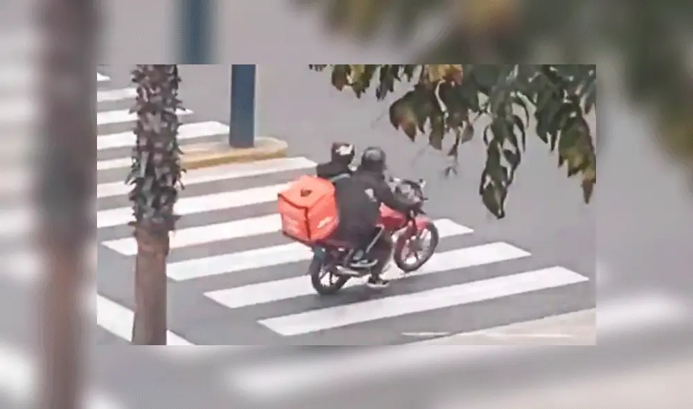 Captan a motorizados comiendo los pedidos de sus clientes. Foto: captura Captan a motorizados comiendo los pedidos de sus clientes. Foto: captura