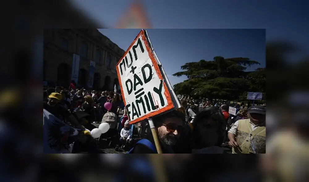 Choque entre ultraconservadores y feministas durante marcha 'a favor de la familia' en Italia [FOTOS] 