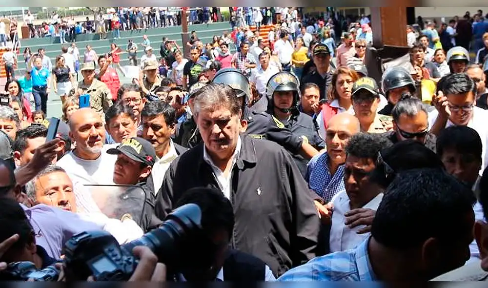 Alan García: Se registran incidentes tras emitir su voto por el referéndum Alan García: Se registran incidentes tras emitir su voto por el referéndum