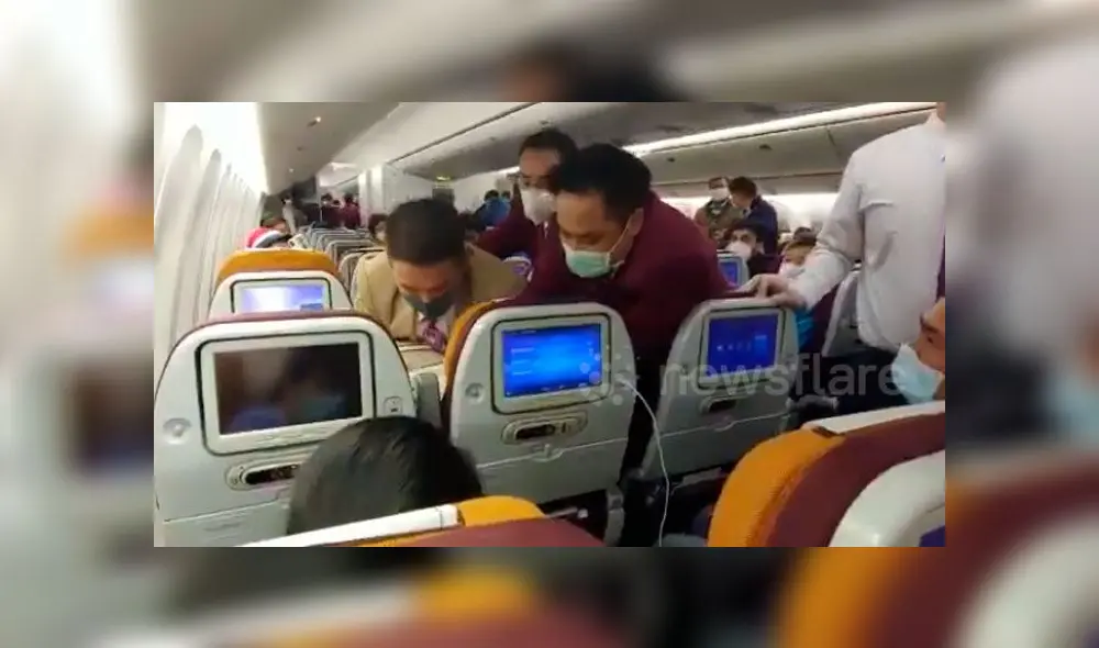 Coronavirus: retienen a mujer que tosió a una azafata por querer salir del avión Coronavirus: retienen a mujer que tosió a una azafata por querer salir del avión