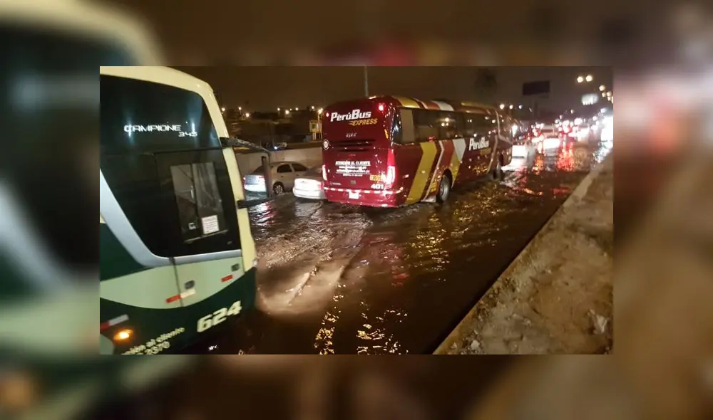 Reportan aniego de gran magnitud en la Panamericana Sur.