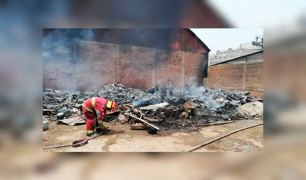 Ate Vitarte: Incendio en depósito informal es controlado [VIDEO]