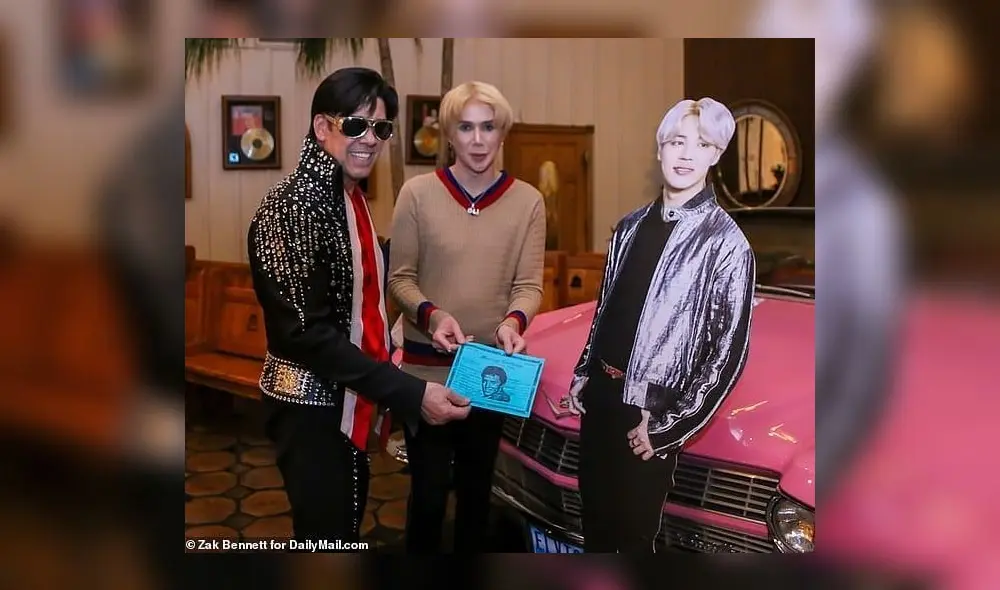 Odi London, el fan de Jimin, compartió las imágenes de su boda con una figura de cartón del idol.