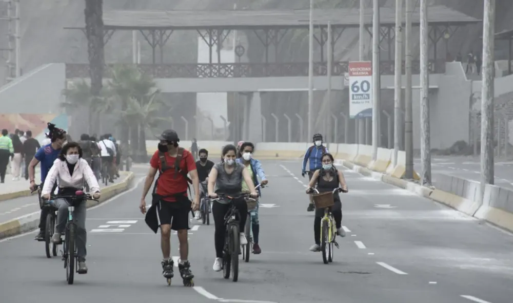 Entre adultos y menores de edad, decenas acudieron a playas, pero algunos sin tomar las precauciones del caso. Foto: Jhon Reyes / La República