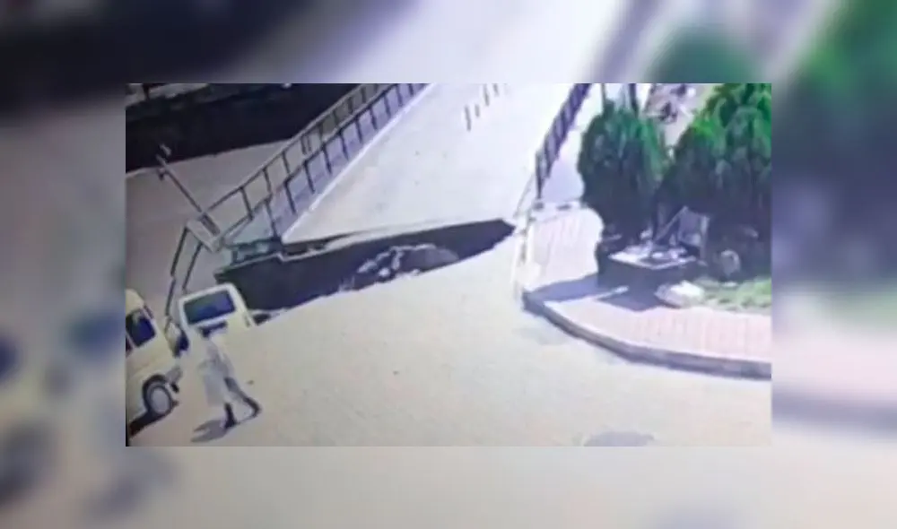 Caen dos personas al vació cuando se derrumba un puente en Turquía. Foto: RT. Caen dos personas al vació cuando se derrumba un puente en Turquía. Foto: RT.