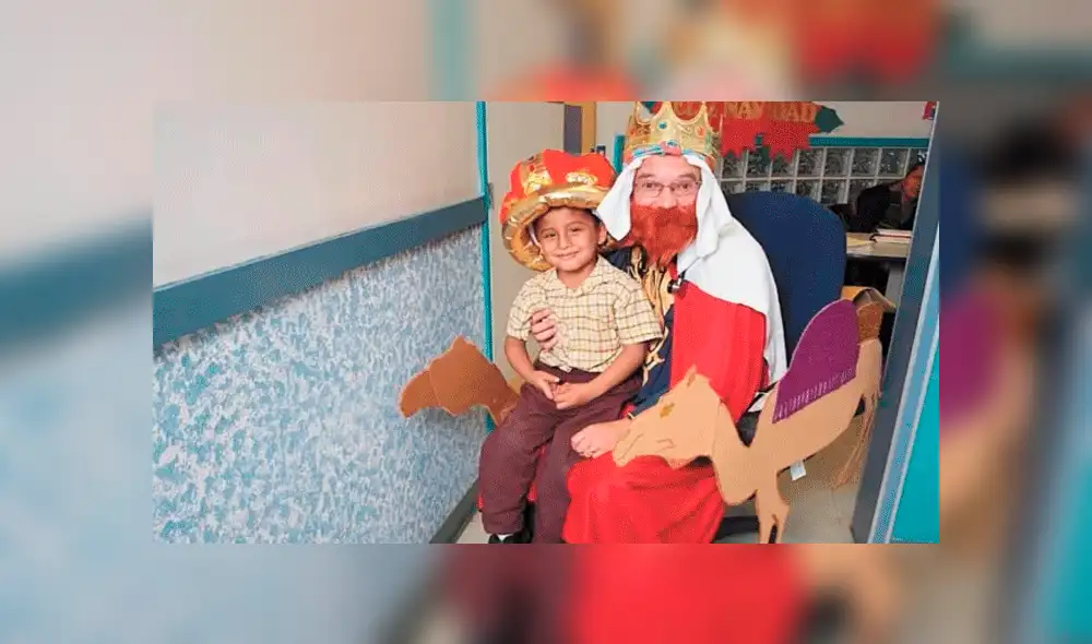 Sergio Gallegos disfrazado de "rey mago" junto con un paciente.