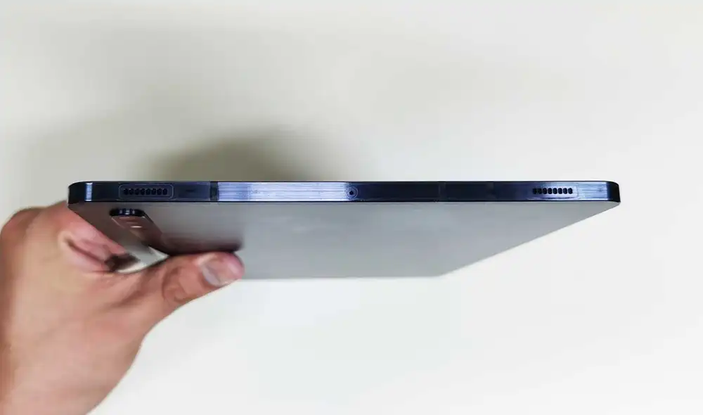 El Galaxy Tab S7 tiene un groso de 6mm y un acabado en metal. Foto: Daniel Robles