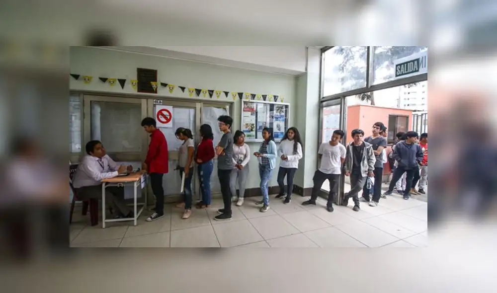 La primera etapa de adjudicación del programa entregó 1 192 becas y en julio serán las 2 741 restantes. (Foto: La República)