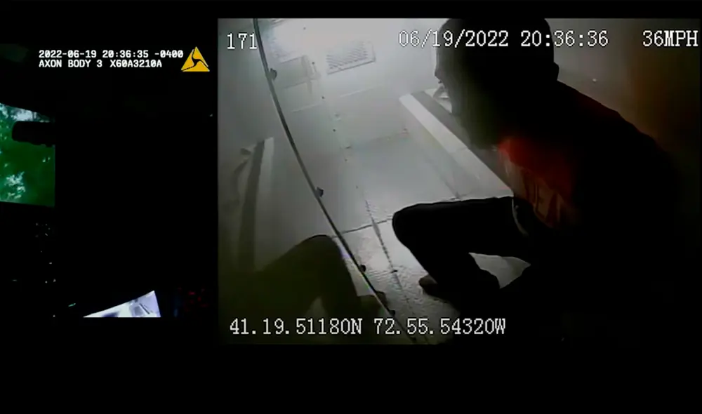 En el camino, el conductor frenó bruscamente y la cabeza de Cox se estrelló contra la puerta. Foto: Connecticut Public