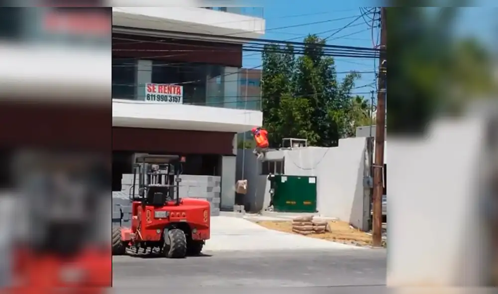 Vía Facebook: obreros usan divertida técnica para subir bolsas de cemento a un edificio [VIDEO]