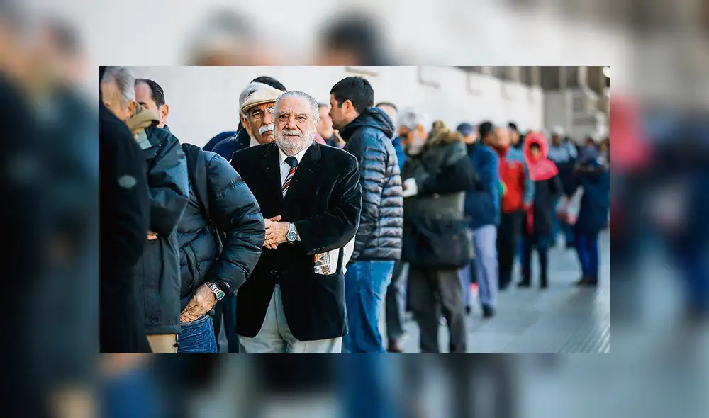 Colas. Personas hacen fila frente a un banco este martes.