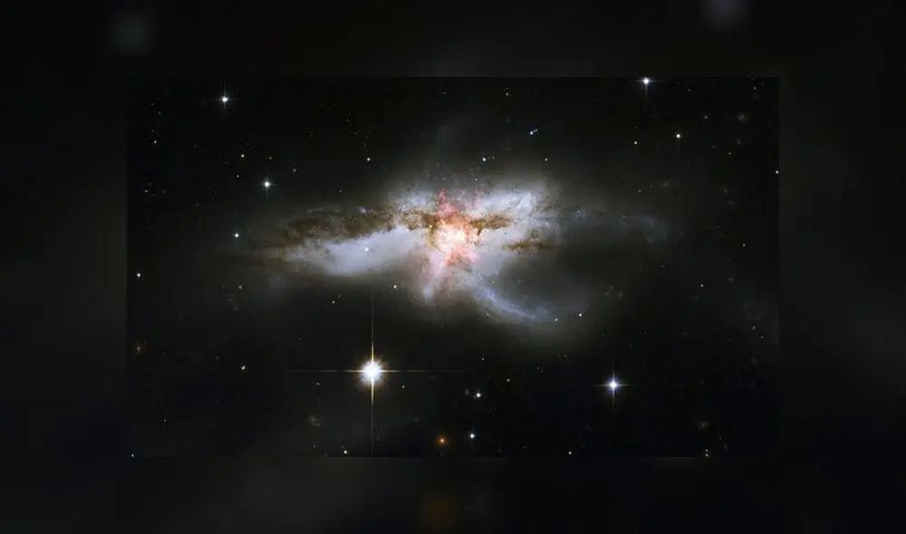 La galaxia NGC 6240 tiene una forma irregular debido a la gravedad generada por los tres agujeros negros en su centro. Imagen: Telescopio Espacial Hubble (NASA/ESA). La galaxia NGC 6240 tiene una forma irregular debido a la gravedad generada por los tres agujeros negros en su centro. Imagen: Telescopio Espacial Hubble (NASA/ESA).