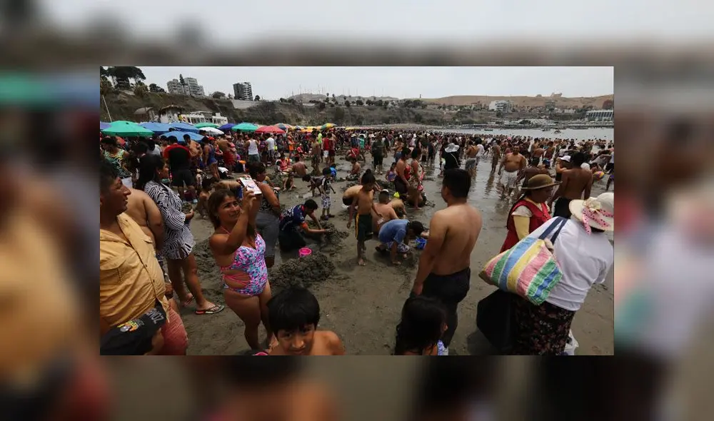 Agua Dulce se vio repleta de personas, quienes llegaron con sombrillas y muchas ganas de pasar el primer día del año. (Foto: Jorge Cerdán / La República)
