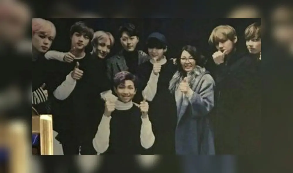 Suga junto a su madre y sus compañeros de BTS. Suga junto a su madre y sus compañeros de BTS.