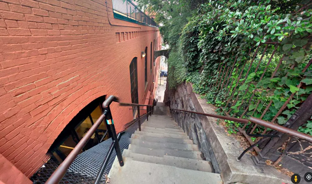 Desliza las imágenes para ver cómo luce este famoso lugar en el que se filmó una recordada escena de El Exorcista. Fotocaptura: Google Maps Desliza las imágenes para ver cómo luce este famoso lugar en el que se filmó una recordada escena de El Exorcista. Fotocaptura: Google Maps