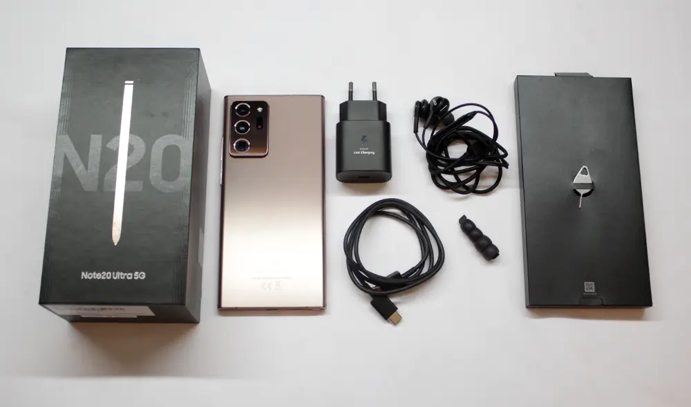 Todos los accesorios que incluye la caja del Galaxy Note 20 Ultra 5G. Foto: Carol Larrain