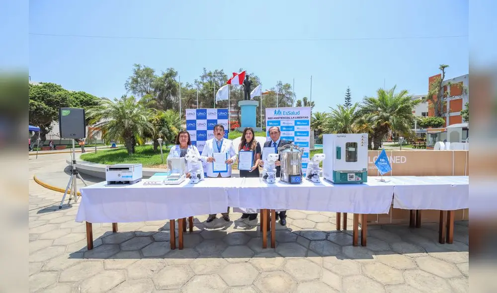 Donativo incluye tres microscopios binoculares y balanza analítica digital. Foto: difusión Donativo incluye tres microscopios binoculares y balanza analítica digital. Foto: difusión