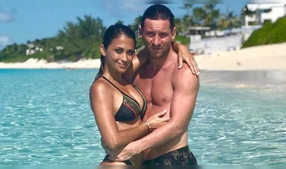 Intruso se oculta detrás de Antonella Rocuzzo ante la mirada de Lionel Messi Intruso se oculta detrás de Antonella Rocuzzo ante la mirada de Lionel Messi