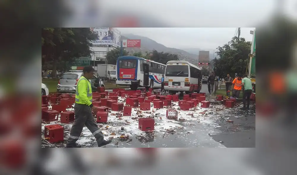 En Facebook, un conductor sufrió un accidente y provocó que las cajas de cerveza caigan a la pista.
