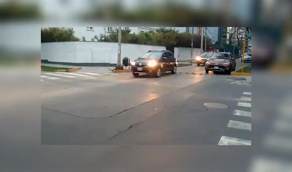 Hueco en pista fue tapado con arena a pesar de pedidos de reparación [VIDEO]