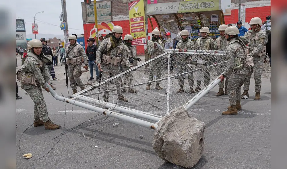 Militares recuperaron rejas del cerco perimétrico del aeropuerto de Arequipa. Foto: Rodrigo Talavera/La República Militares recuperaron rejas del cerco perimétrico del aeropuerto de Arequipa. Foto: Rodrigo Talavera/La República