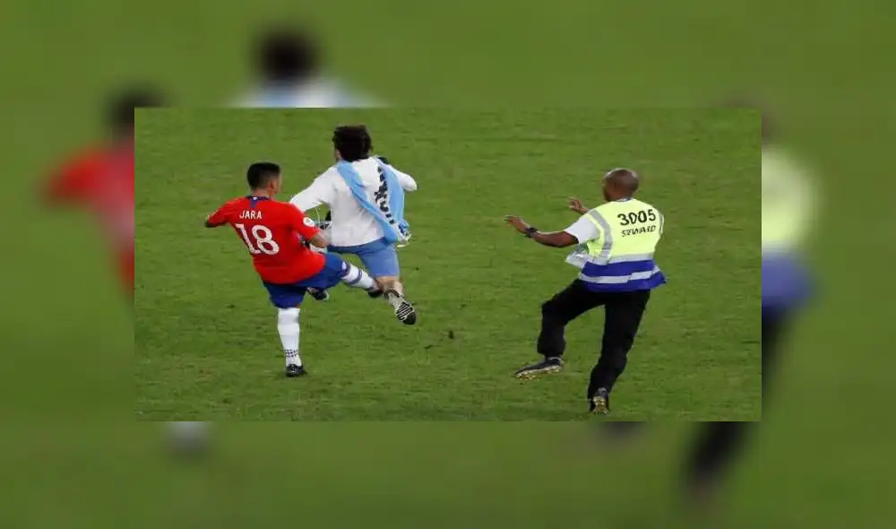 Patada de Gonzalo Jara.