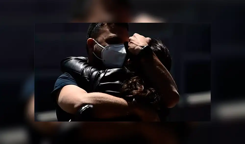 El tres de junio de 2020, dos personas se abrazan en el aeropuerto de Fiumicino en Roma. Foto: AFP / Filippo Monteforte. El tres de junio de 2020, dos personas se abrazan en el aeropuerto de Fiumicino en Roma. Foto: AFP / Filippo Monteforte.