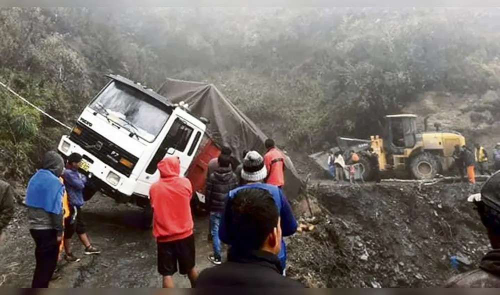 Destrozos. Vías de la región Cusco cedieron por las constantes lluvias. Vehículos fueron afectados y tuvieron que ser cerradas para su reparación.