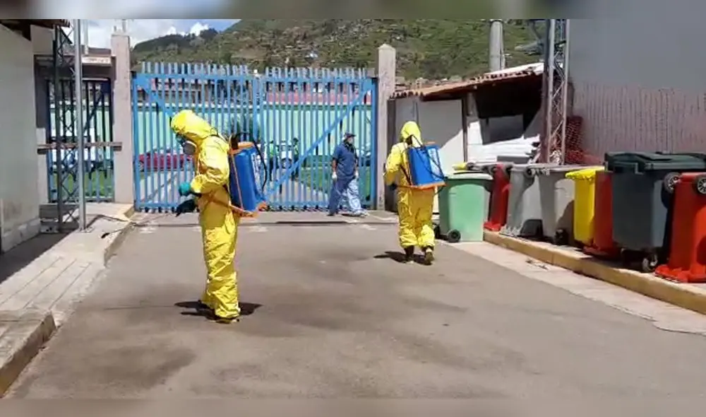 Fumigan alrededores del Hospital de Contingencia del Antonio Lorena.