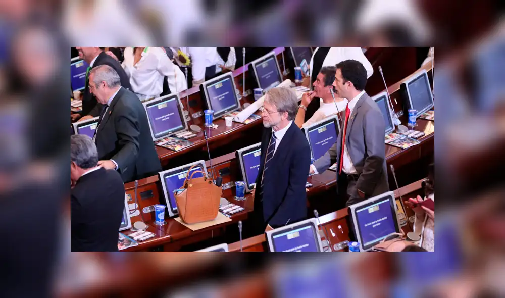 Senador Antanas Mockus se baja los pantalones en el Congreso colombiano [FOTO]