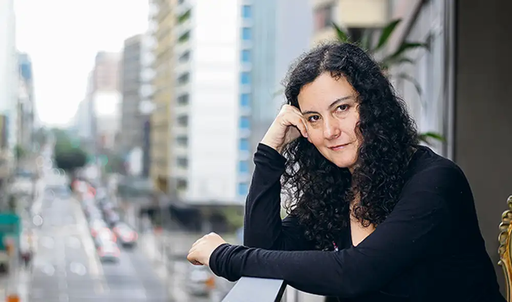 Auscultaciones. Carolina Cisneros indaga el mundo interior de Rebeca, su personaje. Al lado, portada de su novela. (Foto: Antonio Melgarejo) Auscultaciones. Carolina Cisneros indaga el mundo interior de Rebeca, su personaje. Al lado, portada de su novela. (Foto: Antonio Melgarejo)