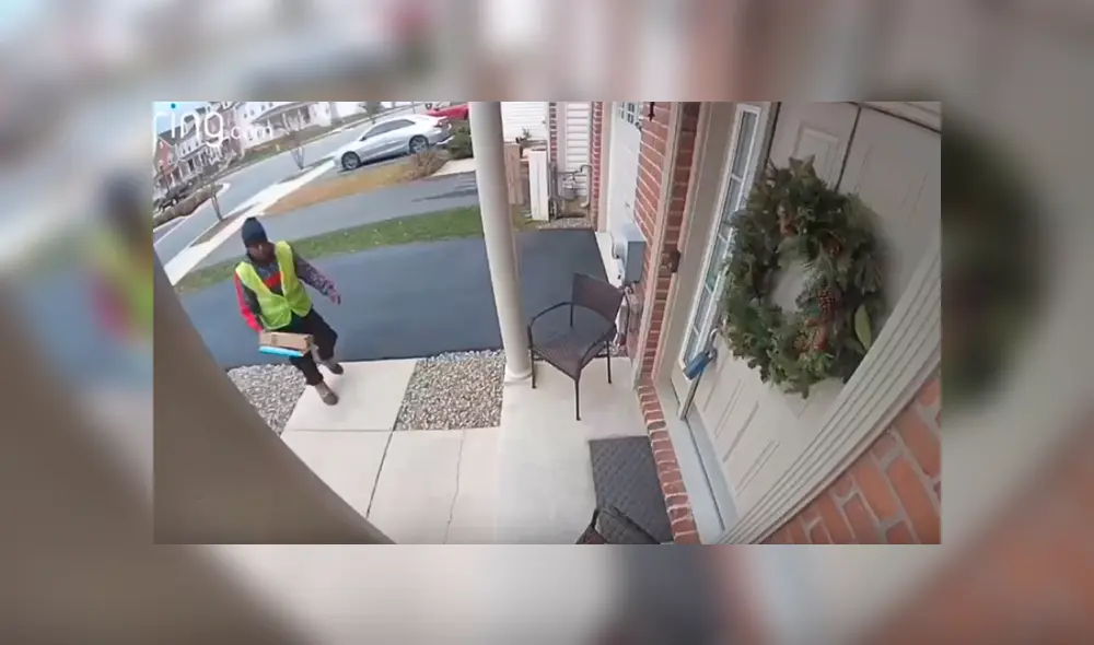 Vía Facebook. El curioso episodio quedó registrado por la cámara de seguridad de una casa a la que el trabajador fue a hacer una entrega Vía Facebook. El curioso episodio quedó registrado por la cámara de seguridad de una casa a la que el trabajador fue a hacer una entrega