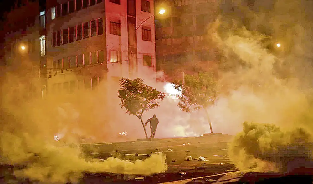 Emboscada. Ocurrió el jueves 12, minutos después de que los manifestantes llegaran a la intersección de las avenidas Abancay y Nicolás de Piérola. Los policías empezaron a reprimirlos con bombas lacrimógenas, eso los enardeció mucho más. Foto: Marco Cotrina/La República Emboscada. Ocurrió el jueves 12, minutos después de que los manifestantes llegaran a la intersección de las avenidas Abancay y Nicolás de Piérola. Los policías empezaron a reprimirlos con bombas lacrimógenas, eso los enardeció mucho más. Foto: Marco Cotrina/La República
